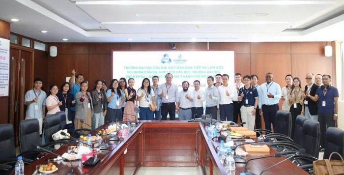Các đại biểu tham dự buổi làm việc.