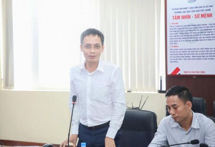 TS. Trương Thanh Tuấn - Trưởng phòng Đối ngoại Khoa học và Công nghệ PVU báo cáo công tác chuẩn bị.