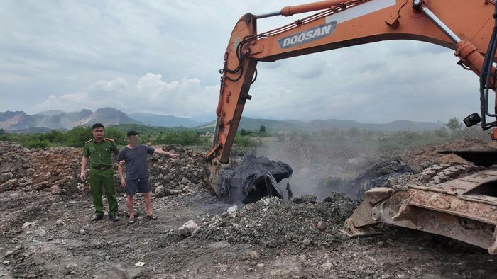 Đối tượng Trần Văn Trung (sinh năm 1985, trú tại phường Hà Lầm, thành phố Quảng Ninh). Trước đó, Trung bị bắt quả tang khi đang thực hiện hành vi đổ trái phép hơn 20 tấn chất thải.