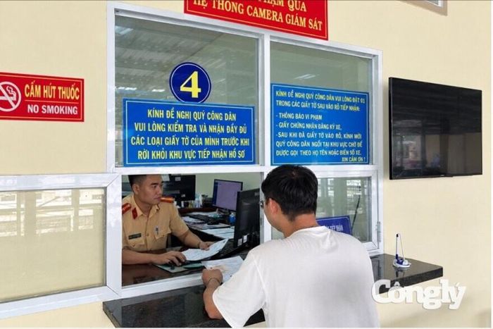 Cán bộ Đội CSGT số 2 tiếp nhận, xử lý vi phạm các trường hợp “phạt nguội”.
