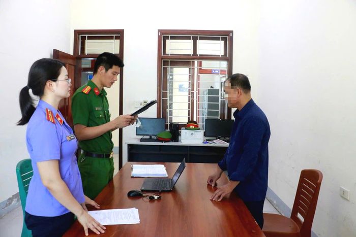 Cơ quan chức năng đọc lệnh khởi tố Bùi Văn Trường (SN 1972, trú tại xã Kim Thành, TP Hải Phòng) cầm đầu.