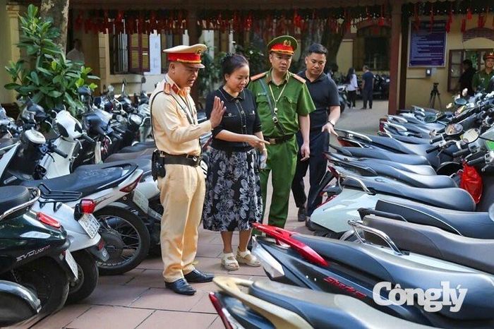 Lực lượng chức năng tăng cường kiểm tra các bãi xe trong trường học.