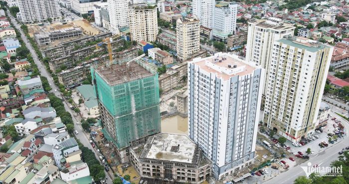 Hai tòa nhà tái định cư CT3A và CT3B đang được xây dựng để bố trí chỗ ở mới cho các hộ dân.