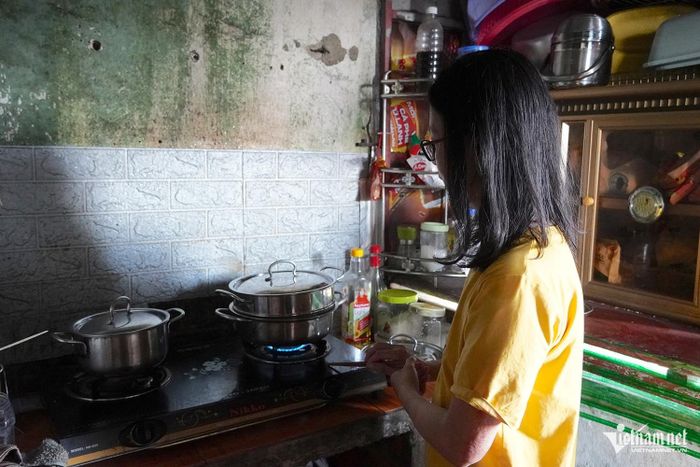 Tường căn hộ của chị Bích bị ẩm mốc, rêu xanh xuất hiện ở nhiều vị trí.