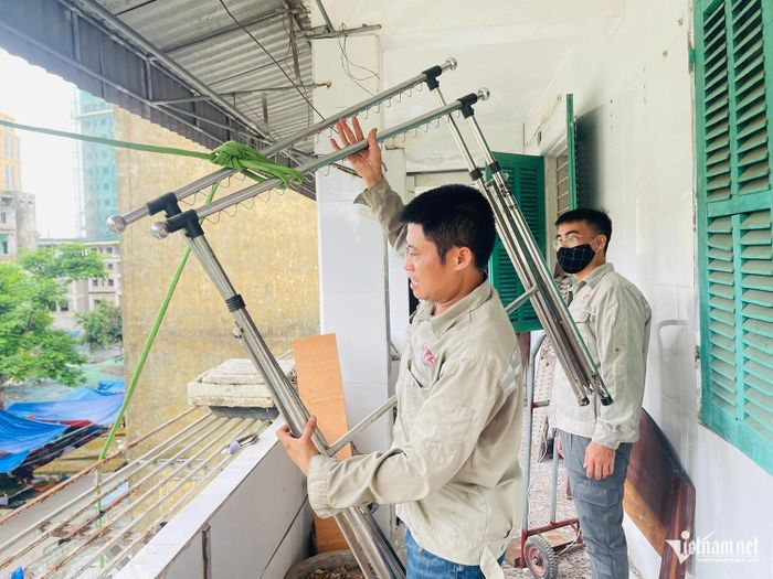 Người dân tại các tòa C2, C3, C4 thu dọn đồ đạc, chuyển đến nơi ở tạm để chờ tái định cư.