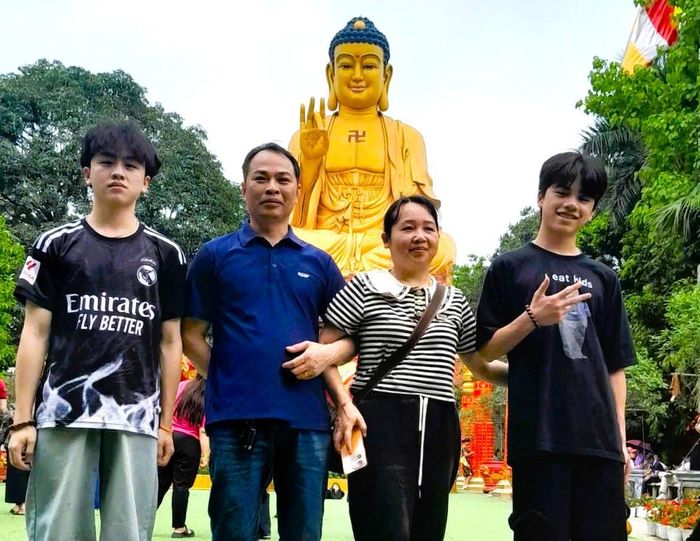 Lộc Anh Đức bên gia đình của mình. Ảnh: NVCC.