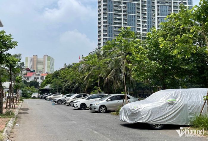 Khi nguồn cung chỗ đỗ xe không đáp ứng nhu cầu, trong khi giá trông giữ ngày càng đắt đỏ, các điểm trông giữ xe tự phát cũng theo đó nở rộ. Ảnh: Hoàng Hiệp