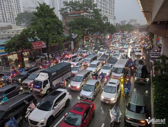 Tăng phí trông giữ phương tiện liệu có giảm mật độ ô tô đi vào khu vực trung tâm? Ảnh: Thạch Thảo