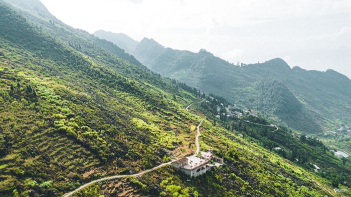 Nhiều năm trước đây, con đường lên Sảo Há là một "huyền thoại" của sự gian truân, một bài kiểm tra sức người không nhân nhượng. Bây giờ, đường đã được bê tông hóa, không còn là những lối mòn.