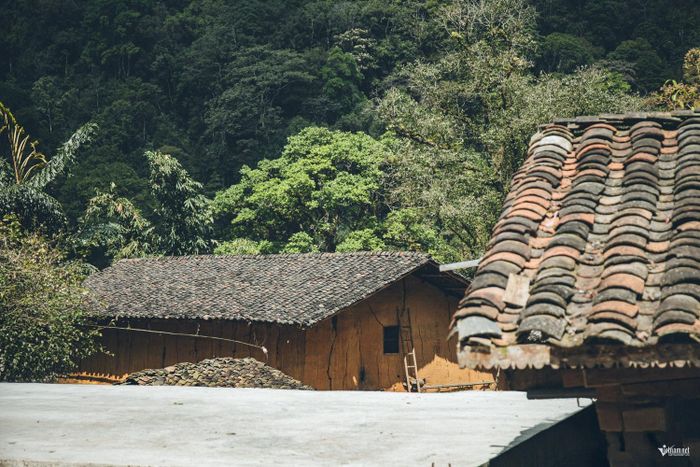 Khung cảnh bình yên ở Sảo Há với những nếp nhà mang đậm dấu ấn kiến trúc truyền thống dân tộc Mông.