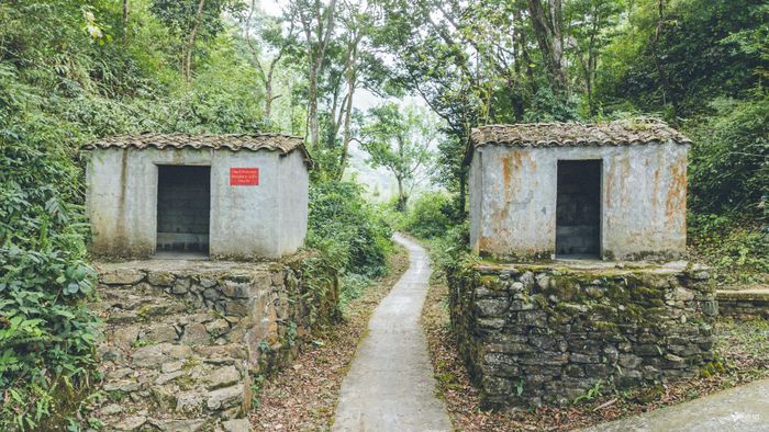 Hai ngôi miếu nằm ngay lối vào Sảo Há, là dấu mốc để du khách nhận ra mình đã đến "làng địa ngục".