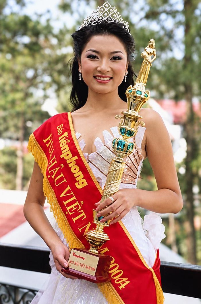 Nguyễn Thị Huyền khi mới đăng quang Hoa hậu Việt Nam ở tuổi 19.