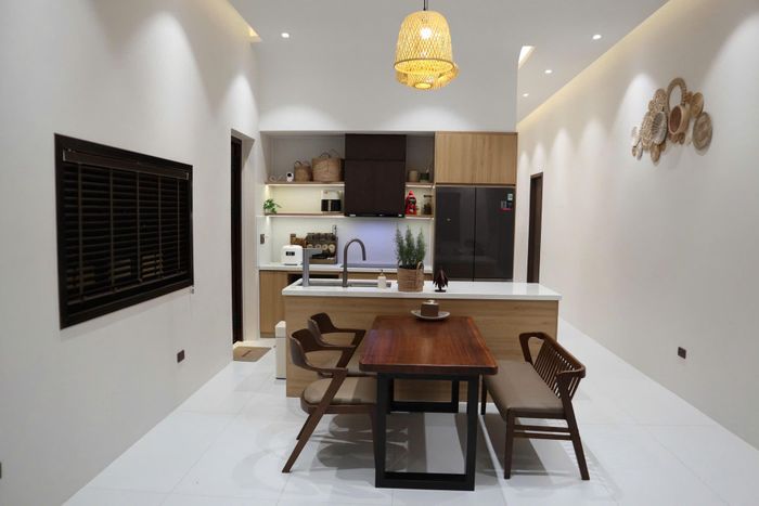 Không gian bếp rộng rãi, liên thông với phòng khách