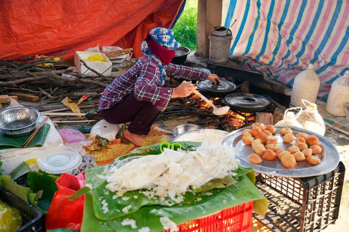 Món bánh xèo trắng ngần, mềm ngậy mà chị Loan thường thưởng thức khi ghé phiên chợ này