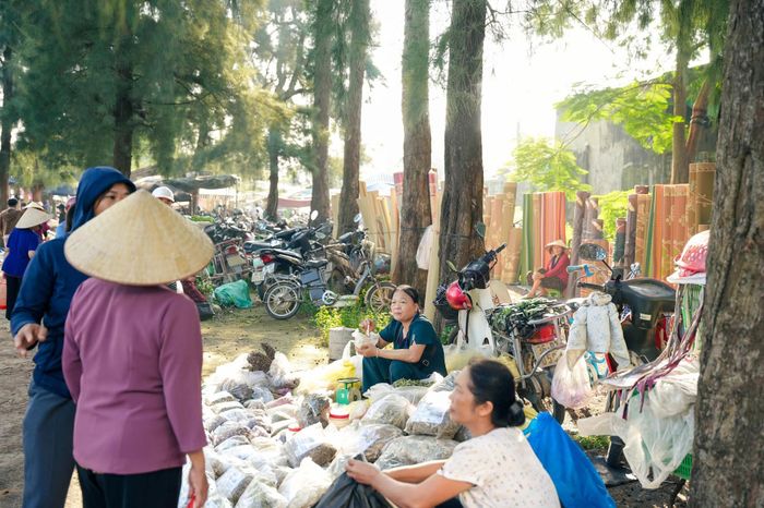 Chợ bày bán đa dạng các mặt hàng truyền thống...