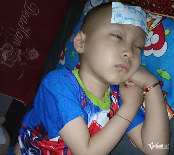 Bách mắc ung thư máu dòng bạch cầu cấp, đến nay đã trải qua 10 đợt điều trị hoá chất