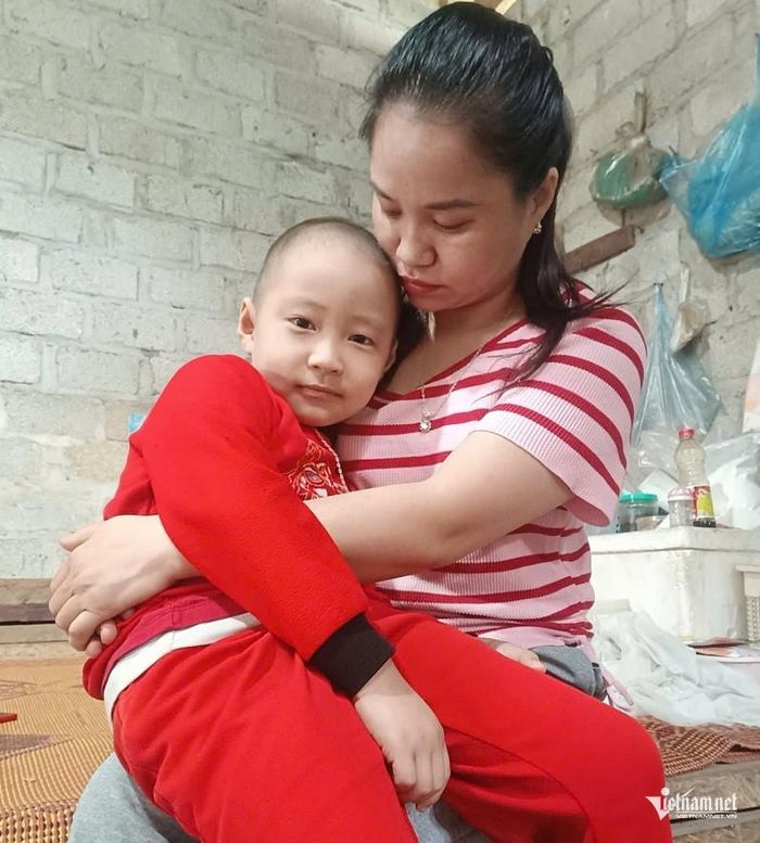 Với Bách, mỗi lần vào viện là để “uống thuốc cho mau khỏe” còn về đi học