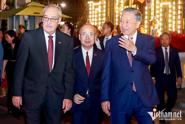 Tổng Bí thư, Chủ tịch nước Tô Lâm giới thiệu với Tổng thống Thụy Sĩ về các hoạt động văn hóa - nghệ thuật trên phố đi bộ