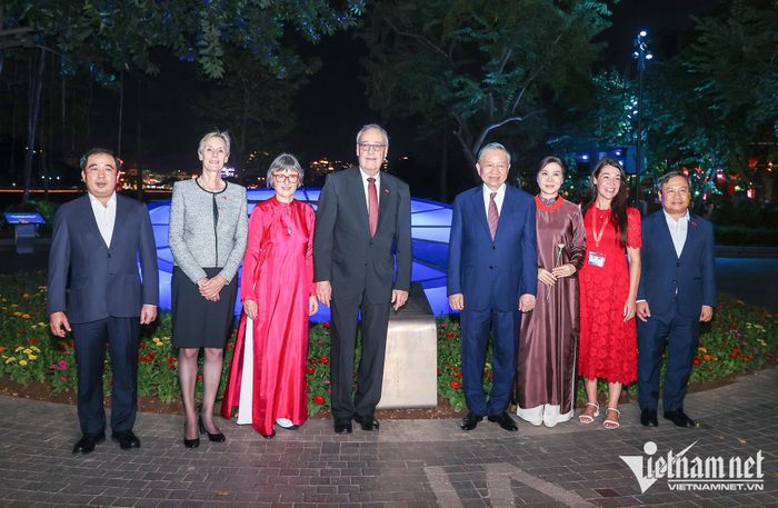 Tổng Bí thư, Chủ tịch nước Tô Lâm và phu nhân Ngô Phương Ly cùng Tổng thống Guy Parmelin và phu nhân Caroline Parmelin tham quan chiếc đồng hồ bên Hồ Gươm