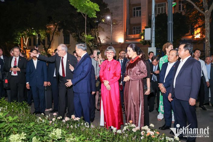 Hồ Gươm là một bảo tàng ngoài trời đầy sinh động. Mỗi con phố, công trình xung quanh Hồ Gươm không chỉ đặc sắc về kiến trúc mà còn là "nhân chứng" lịch sử.