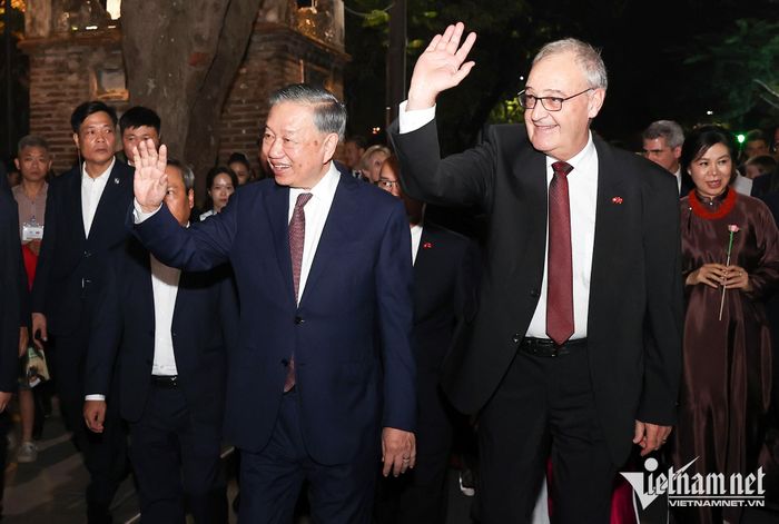 Tổng Bí thư, Chủ tịch nước Tô Lâm và phu nhân Ngô Phương Ly cùng Tổng thống Guy Parmelin và phu nhân Caroline Parmelin dạo phố đi bộ quanh Hồ Gươm