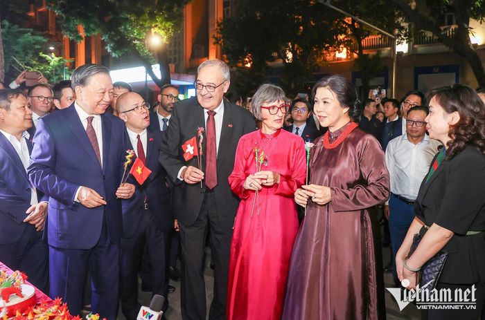 Hai nhà lãnh đạo và hai phu nhân được tặng những sản phẩm tò he