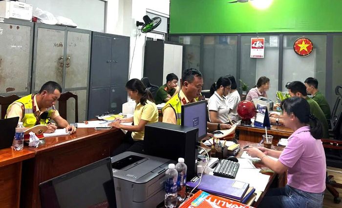 Công an mời nhóm 6 phụ nữ lên làm việc. Ảnh: G.X
