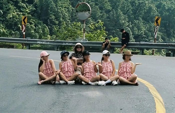 Hình ảnh nhóm 6 người ngồi giữa khúc cua chụp ảnh. Ảnh: G.X