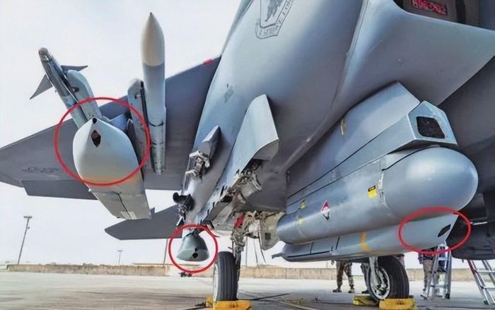 Ba quả tên lửa AGM-158 JASSM treo trên cánh máy bay. Ảnh: Toutiao.