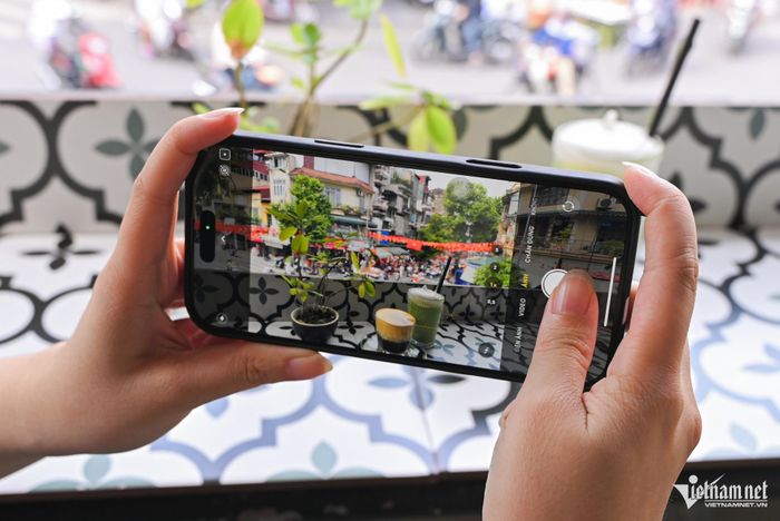 Con gái tôi ngoài giờ làm thường đi ăn, uống cà phê ngoài hàng với bạn bè. Ảnh minh hoạ