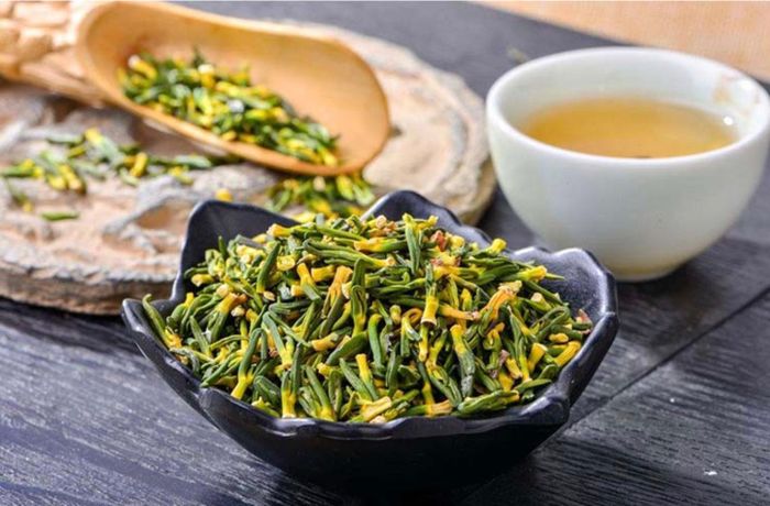 Trong Đông y, tâm sen được biết đến với công dụng thanh nhiệt, an thần, giúp dễ ngủ.