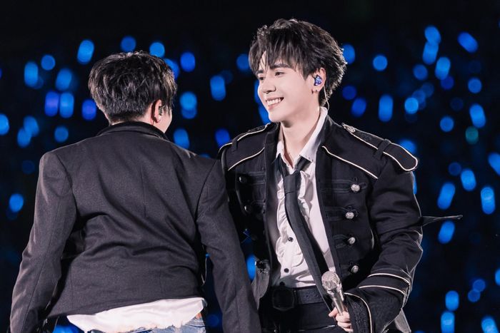 Trời tạnh mưa trước khi đêm concert chính thức diễn ra.