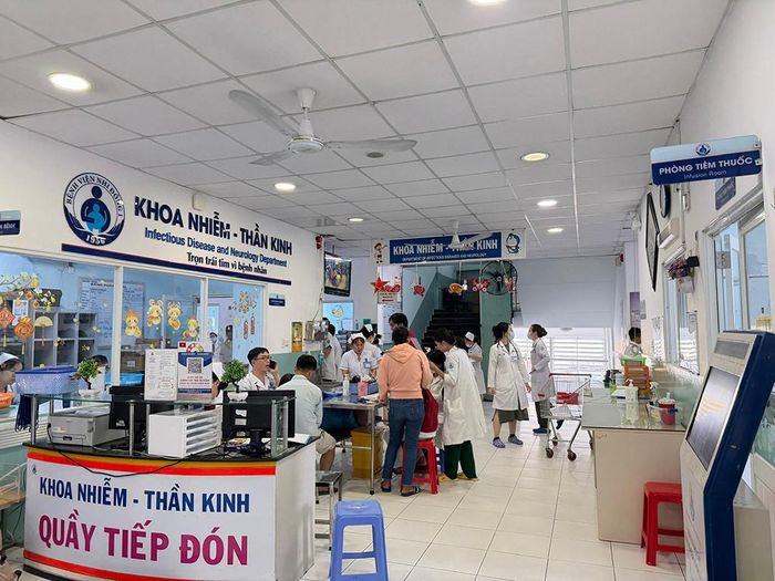 Nếu trẻ xuất hiện các chấm hoặc mảng xuất huyết (tử ban), cha mẹ cần đưa ngay con tới cơ sở y tế. Ảnh: Thanh Huyền