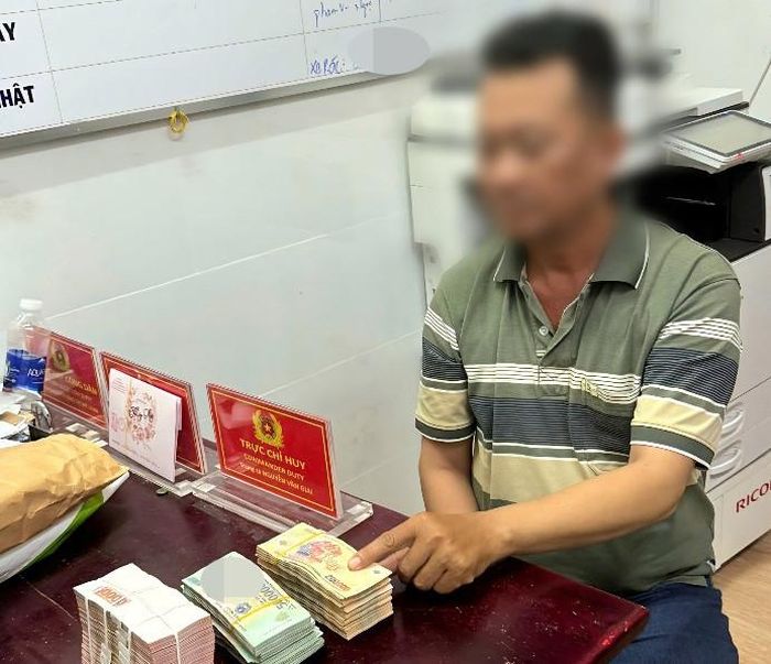 Ông T.V.B. giao nộp số tiền đã chiếm đoạt. Ảnh: Công an TP Cần Thơ 