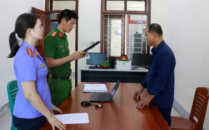 Cơ quan chức năng đọc lệnh khởi tố vụ án, khởi tố bị can đối với Bùi Văn Trường. Ảnh: Công an Nghệ An