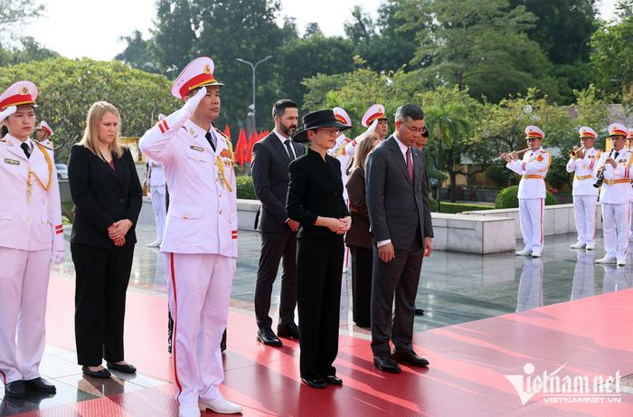 Thủ tướng Công quốc Liechtenstein Brigitte Haas đặt vòng hoa tại Đài tưởng niệm các Anh hùng liệt sĩ