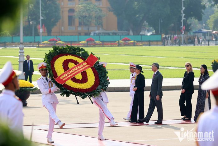 Cũng trong sáng nay, Thủ tướng Công quốc Liechtenstein Brigitte Haas đã đặt vòng hoa và vào Lăng viếng Chủ tịch Hồ Chí Minh