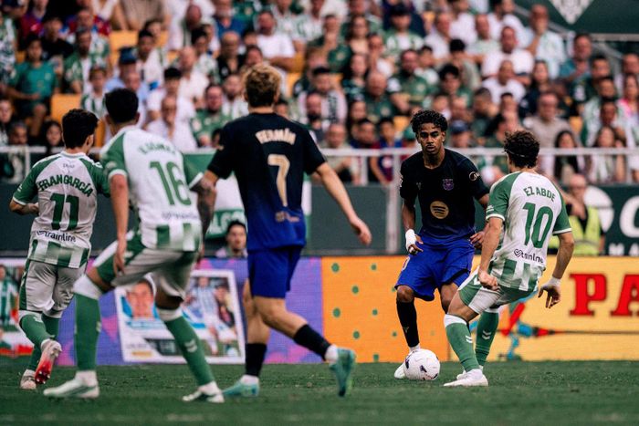 Lamine Yamal vừa là nghệ sĩ thiên tài, vừa là chiến binh trước Betis. Ảnh: FCB