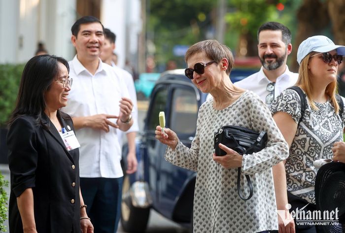Thủ tướng Công quốc Liechtenstein Brigitte Haas thích thú thưởng thức kem Tràng Tiền