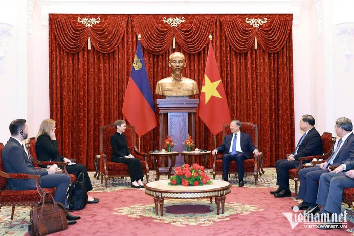 Hai lãnh đạo nhất trí tăng cường trao đổi, tiếp xúc cấp cao và các cấp, mở rộng hợp tác trên các kênh nhằm tăng cường tin cậy chính trị, qua đó, tiến tới tăng cường hợp tác về kinh tế, tìm kiếm và phát huy thế mạnh, tính bổ trợ của mỗi bên