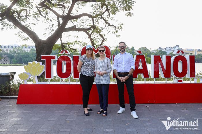 Thủ tướng cùng thành viên trong đoàn chụp ảnh lưu niệm trước biểu tượng "Tôi yêu Hà Nội"