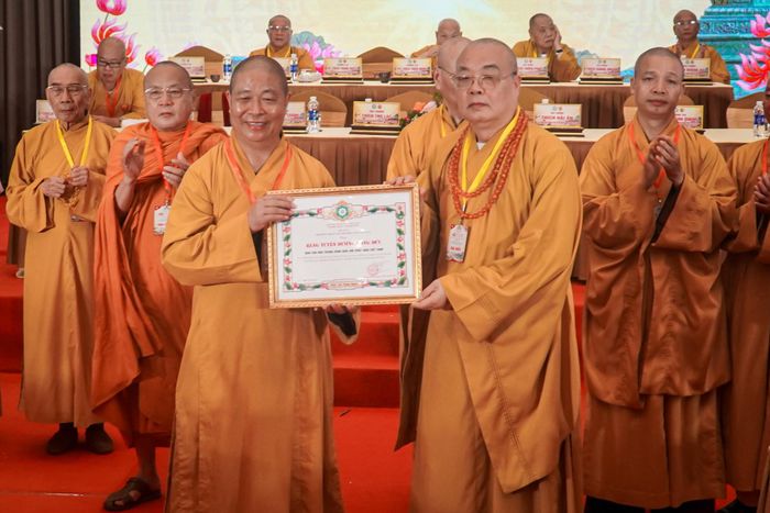 Hòa thượng Thích Thanh Nhiễu, Phó Chủ tịch Hội đồng Trị sự Giáo hội Phật giáo Việt Nam trao bằng tuyên dương công đức cho các tập thể, cá nhân tại buổi lễ.