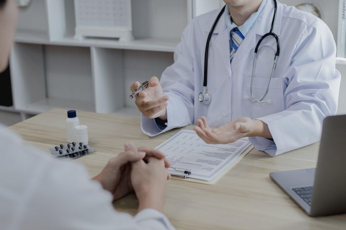 Các bác sĩ khuyến cáo, người dân cần đi khám khi xuất hiện các dấu hiệu như đau, sưng nề cạnh hậu môn, chảy dịch kéo dài hoặc tổn thương tái phát nhiều lần.
