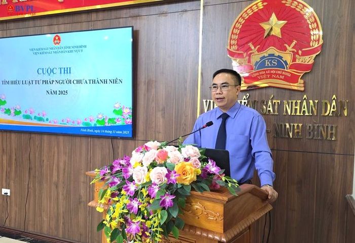 Đồng chí Nguyễn Văn Bốn, Viện trưởng VKSND khu vực 5, tỉnh Ninh Bình phát biểu khai mạc cuộc thi trực tuyến Tìm hiểu Luật Tư pháp người chưa thành niên (tháng 11/2025).