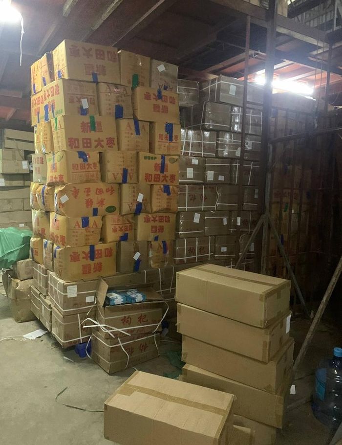  Khám xét kho hàng của Công ty Dịch Dương do Sun Pupeng làm giám đốc. (Ảnh: Công an cung cấp)