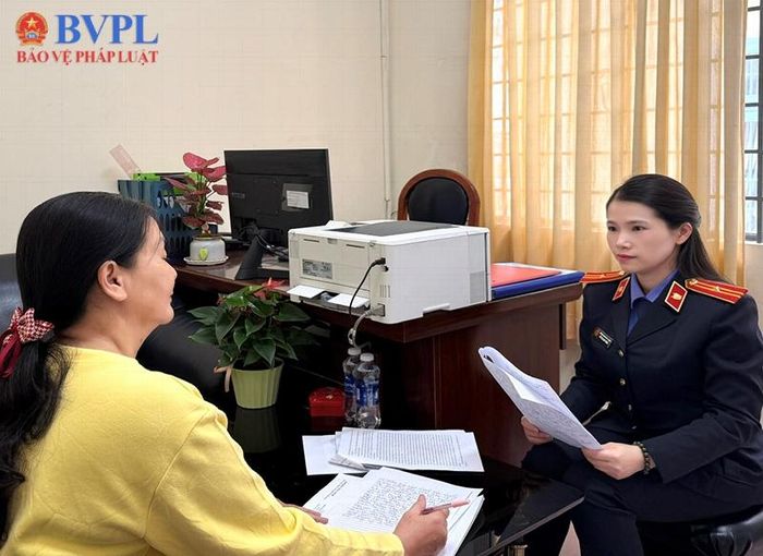 Kiểm sát viên VKSND khu vực 1, tỉnh Lâm Đồng thực hiện tiếp công dân.