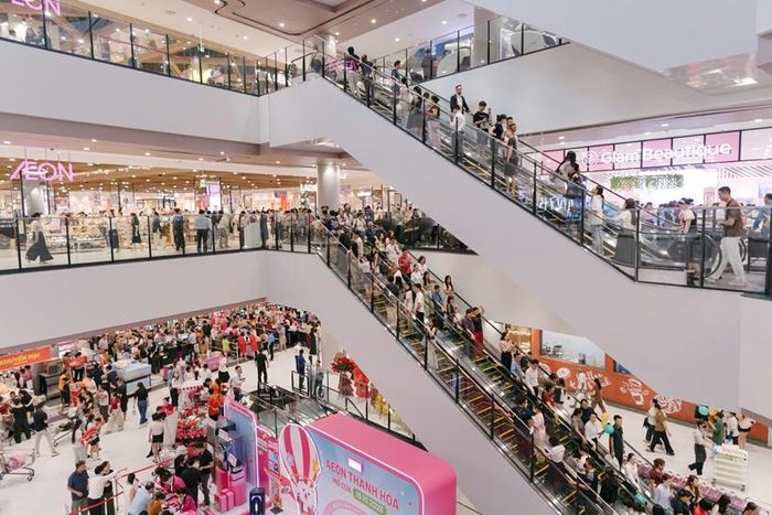 Chỉ trong 3 ngày mở cửa đón khách, AEON MALL Thanh Hóa đã đón hơn 200.000 lượt khách đến tham quan, mua sắm và trải nghiệm.