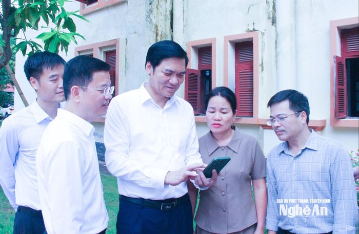 Đồng chí Hoàng Nghĩa Hiếu - Phó Bí thư Thường trực Tỉnh ủy, Chủ tịch HĐND tỉnh trao đổi với lãnh đạo, cán bộ Văn phòng Tỉnh ủy về chuyển đổi số. Ảnh: Mai Hoa