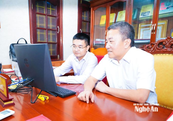 Lãnh đạo Văn phòng Tỉnh ủy trao đổi về quy trình theo dõi tiến độ công việc. Ảnh: Mai Hoa