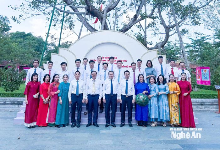 Lãnh đạo, cán bộ, chuyên viên, người lao động cơ quan Văn phòng Tỉnh ủy làm lễ dâng hoa, dâng hương tưởng niệm Chủ tịch Hồ Chí Minh tại Khu Di tích Quốc gia đặc biệt Kim Liên nhân Kỷ niệm 96 năm ngày truyền thống Văn phòng cấp ủy.